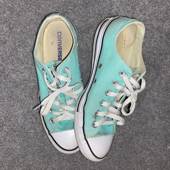 Shoes - aqua low top converse